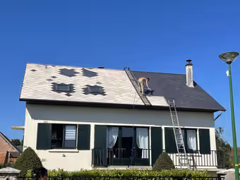 Toiture en ardoises dont un pan vient d’être remplacé